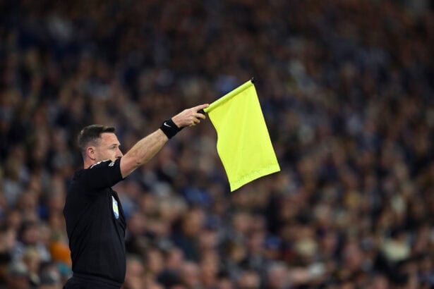 Daniel Cook zeigt Abseits an