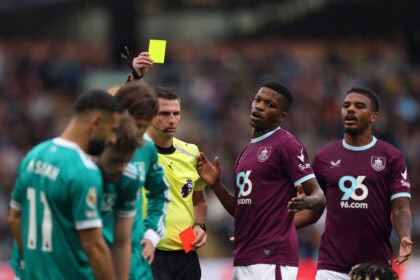 Michael Oliver zeigt Lesley Ugochukwu die Gelb-Rote Karte
