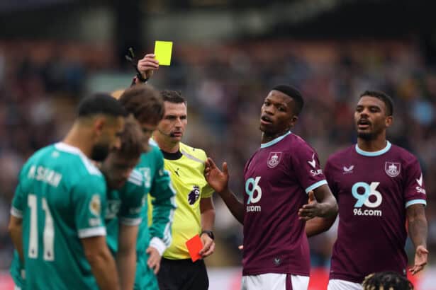 Michael Oliver zeigt Lesley Ugochukwu die Gelb-Rote Karte