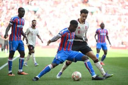 Marc Guéhi im Zweikampf mit Curtis Jones.