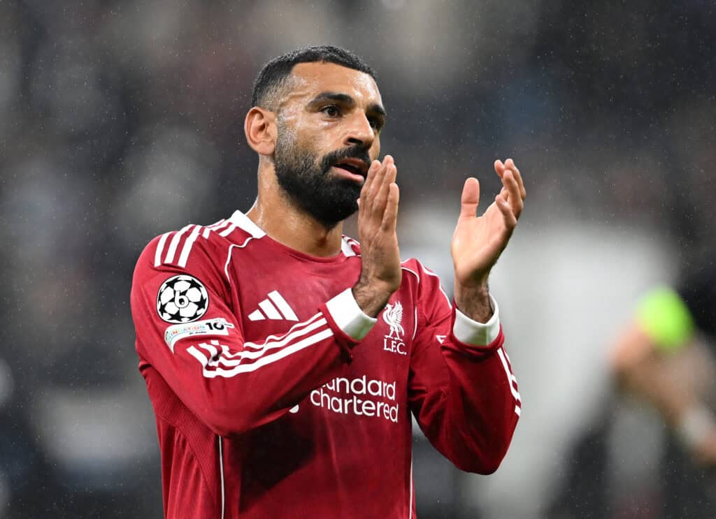 Mohamed Salah applaudiert