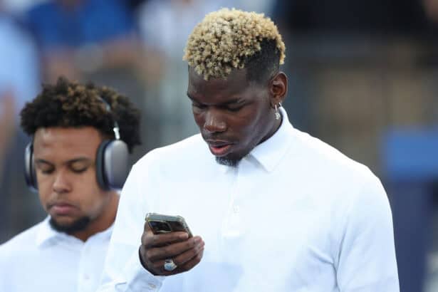 Paul Pogba schaut auf sein Handy