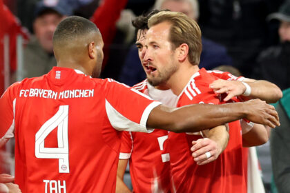 Harry Kane jubelt mit Jonathan Tah