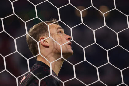 Manuel Neuer schaut durch das Tornetz