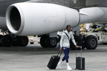 Yann Bisseck beim Verlassen eines Flugzeugs