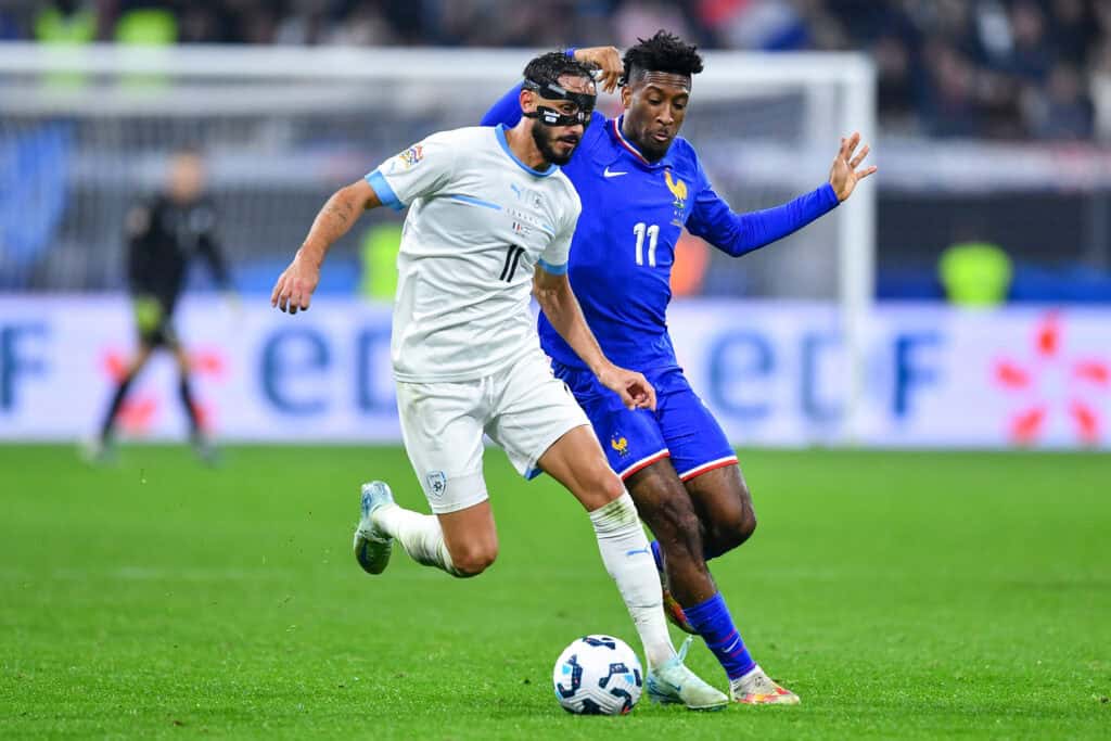 Kingsley Coman im Duell um den Ball mit Sagiv Yehezkel