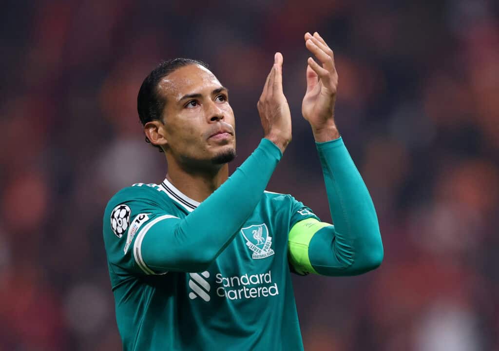 Virgil van Dijk applaudiert