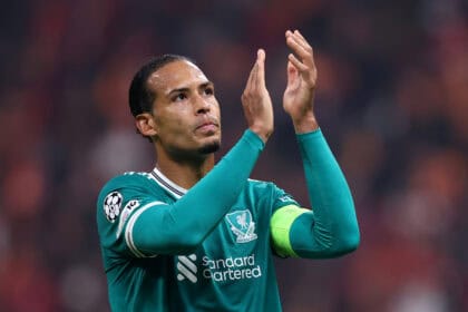 Virgil van Dijk applaudiert