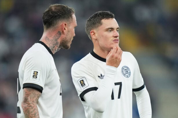 Florian Wirtz überlegt mit David Raum