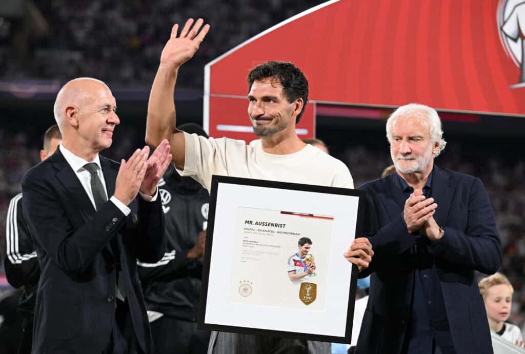 Mats Hummels mit Bernd Neuendorf und Rudi Völler bei seinem DFB-Abschied