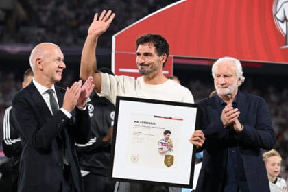 Mats Hummels mit Bernd Neuendorf und Rudi Völler bei seinem DFB-Abschied