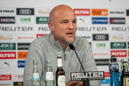 Rouven Schröder auf einer Pressekonferenz