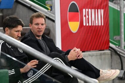 Julian Nagelsmann sitzt auf der Trainerbank