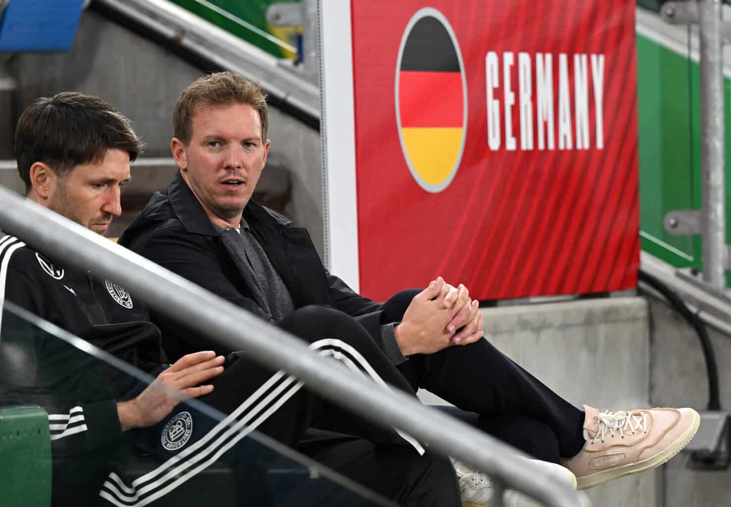 Julian Nagelsmann sitzt auf der Trainerbank