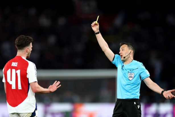 Felix Zwayer zeigt Declan Rice die Gelbe Karte