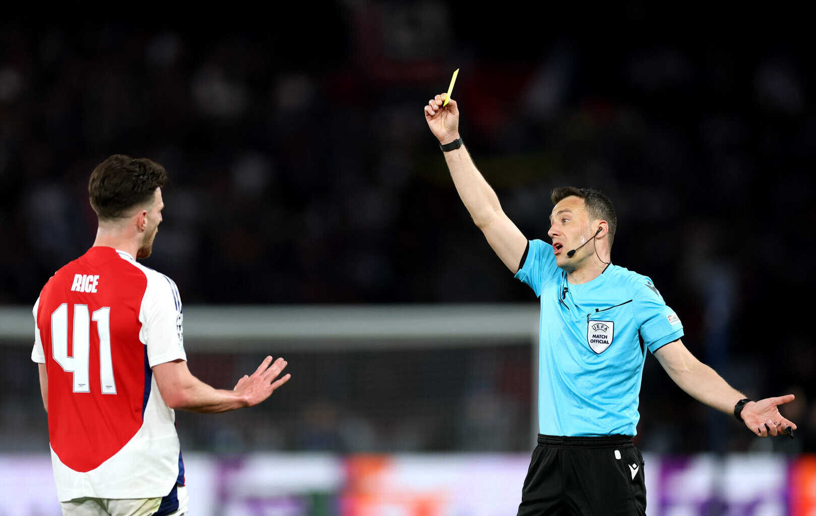 Felix Zwayer zeigt Declan Rice die Gelbe Karte