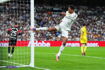 Jude Bellingham tritt wütend gegen den Pfosten