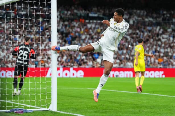 Jude Bellingham tritt wütend gegen den Pfosten