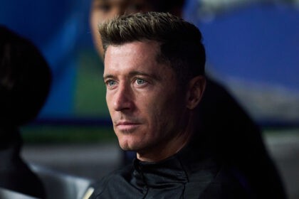 Robert Lewandowski sitzt auf der Reservebank