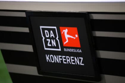 Ein Fernseher mit der DAZN-Bundesligakonferenz