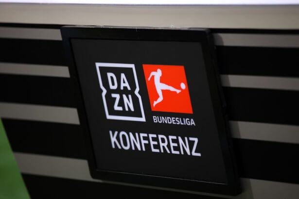 Ein Fernseher mit der DAZN-Bundesligakonferenz
