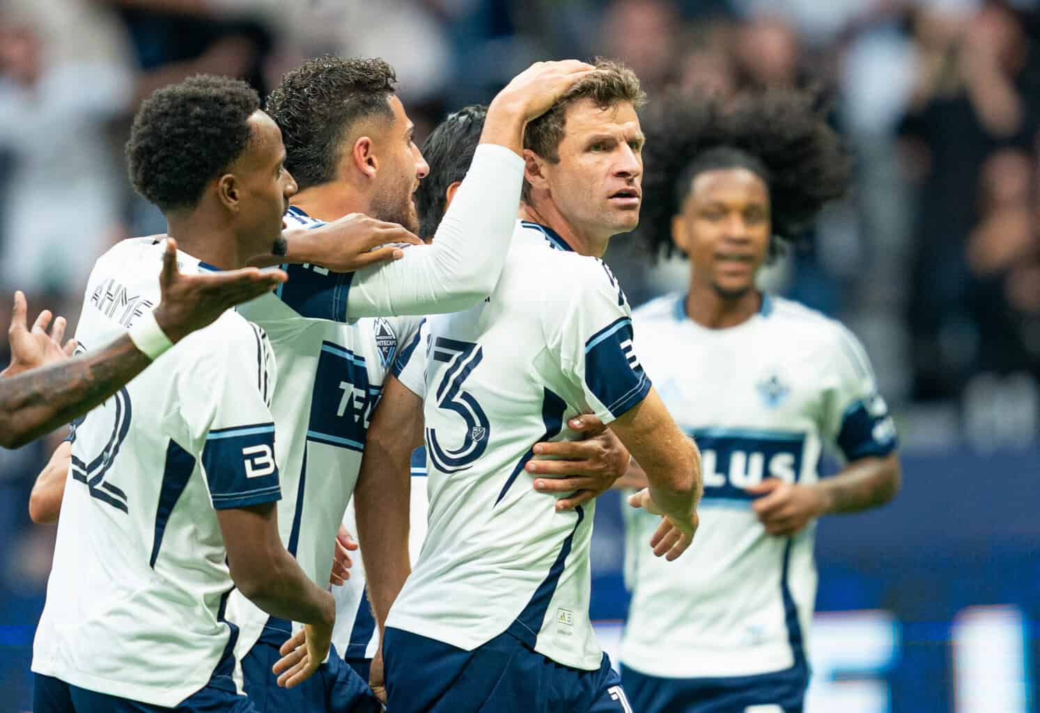 Thomas Müller jubelt mit seinen Teamkollegen