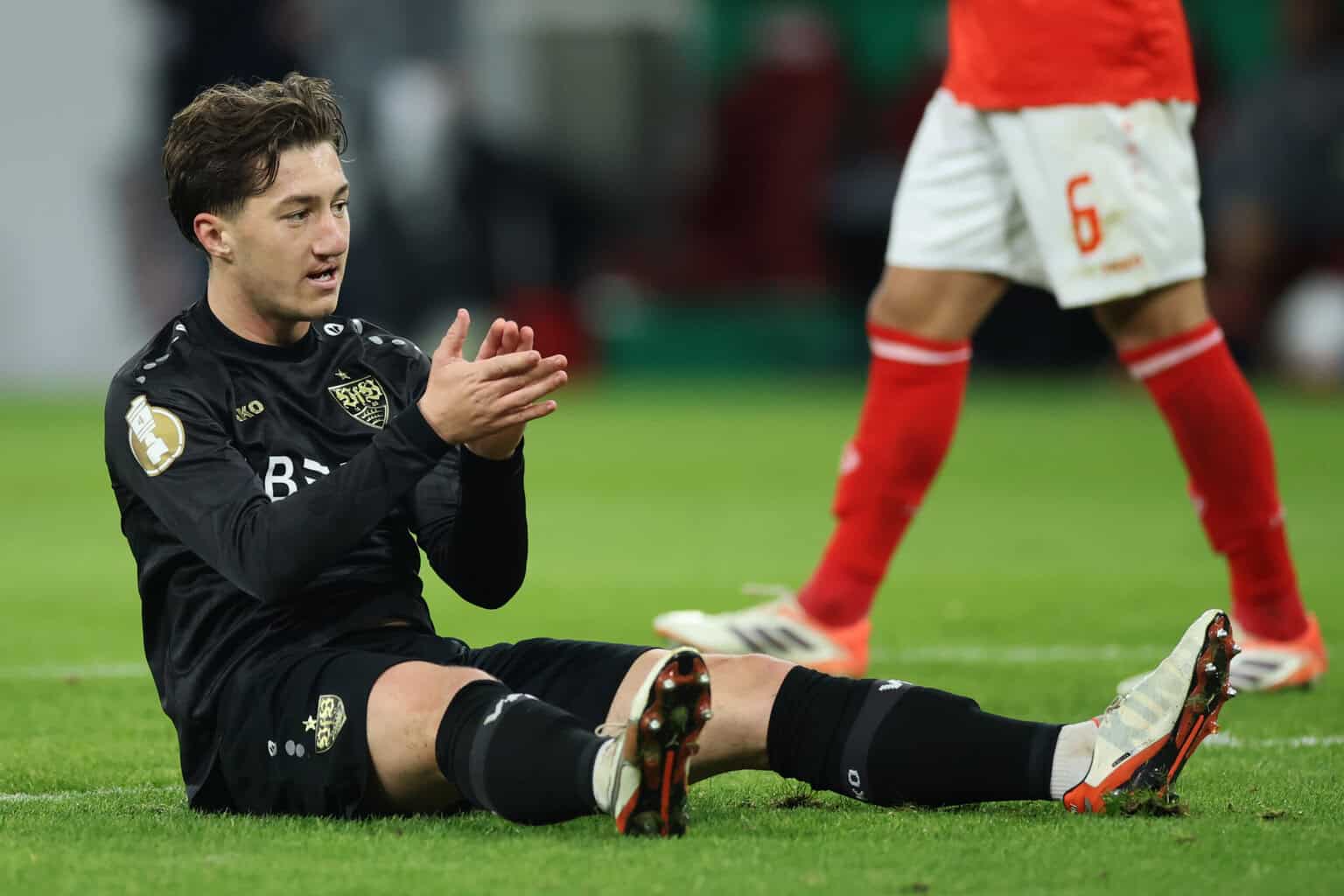 Angelo Stiller sitzt auf dem Boden