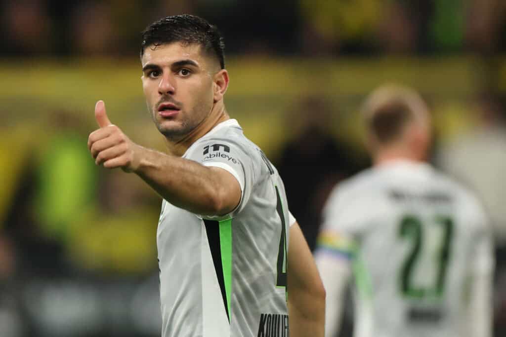Konstantinos Koulierakis zeigt "Daumen hoch"