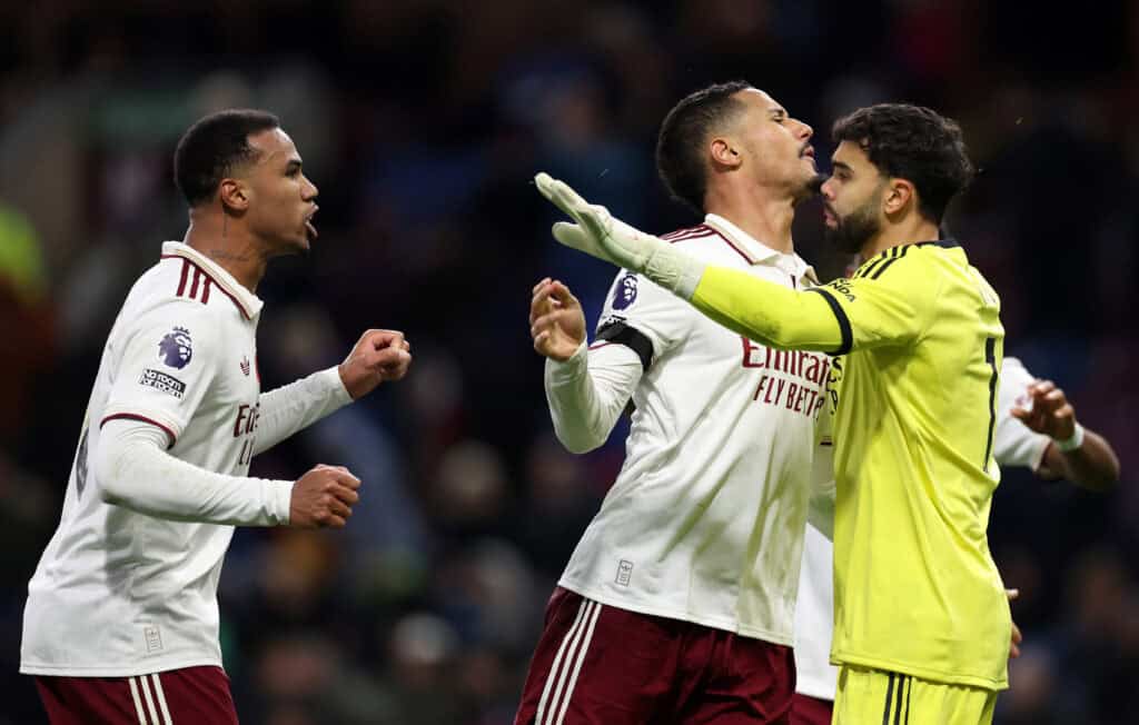 Gabriel Magalhaes, William Saliba und David Raya jubeln