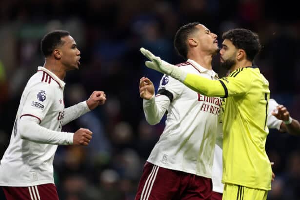 Gabriel Magalhaes, William Saliba und David Raya jubeln