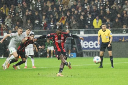 Michy Batshuayi rettet Frankfurt einen Punkt.