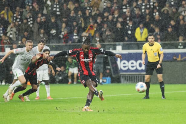 Michy Batshuayi rettet Frankfurt einen Punkt.