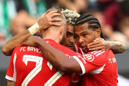 Luis Diaz jubelt mit Konrad Laimer und Serge Gnabry