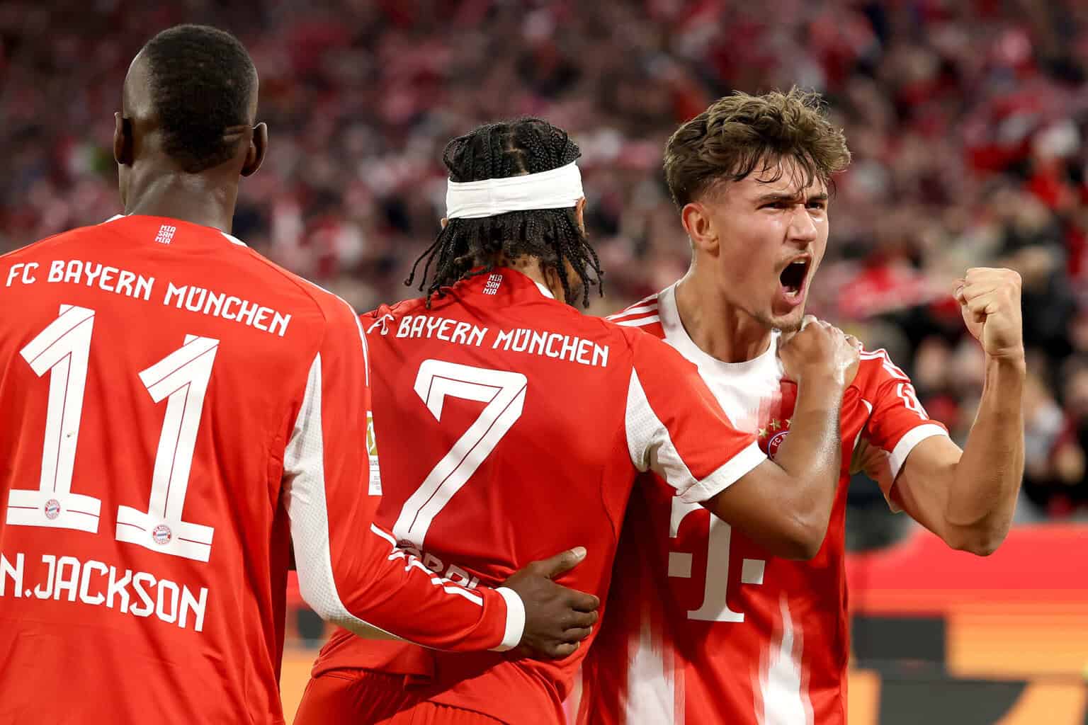 Nicolas Jackson, Serge Gnabry und Tom Bischof jubeln