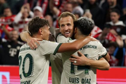 Harry Kane jubelt mit Tom Bischof und Luis Diaz