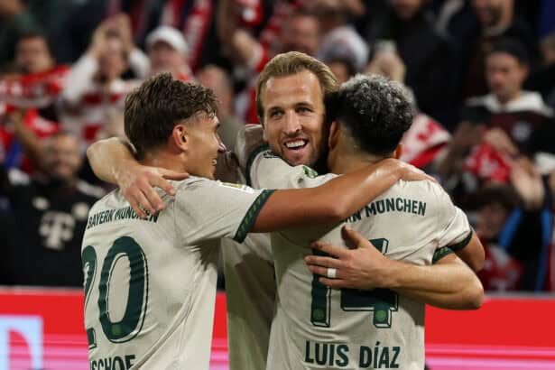 Harry Kane jubelt mit Tom Bischof und Luis Diaz