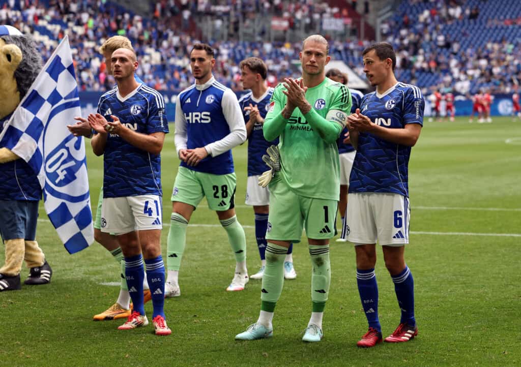Henning Matriciani, Loris Karius und Ron Schallenberg applaudieren