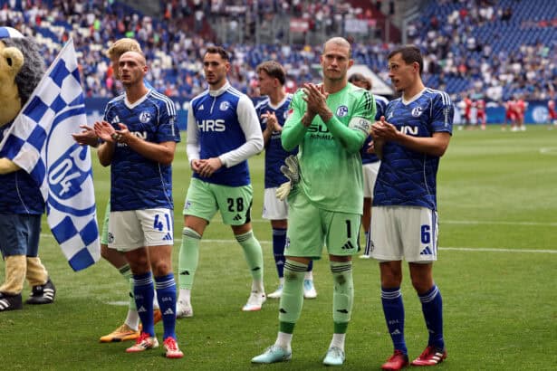 Henning Matriciani, Loris Karius und Ron Schallenberg applaudieren