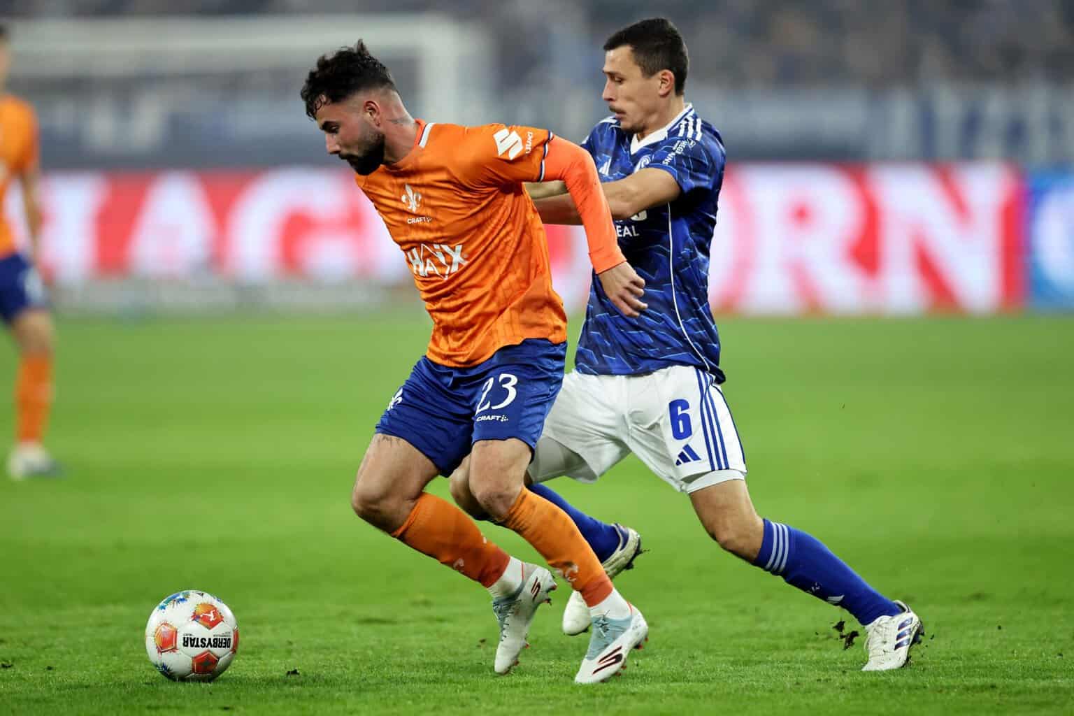 Ron Schallenberg im Duell um den Ball mit Marco Richter