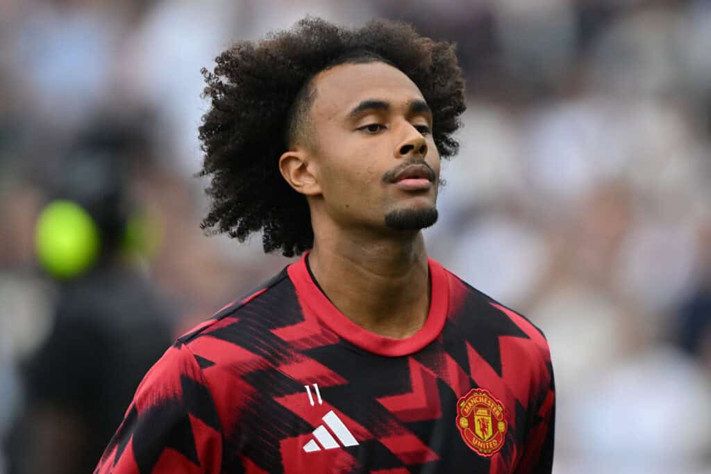 Joshua Zirkzee beim Aufwärmen