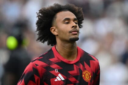 Joshua Zirkzee beim Aufwärmen