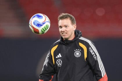 Julian Nagelsmann jongliert mit dem Ball