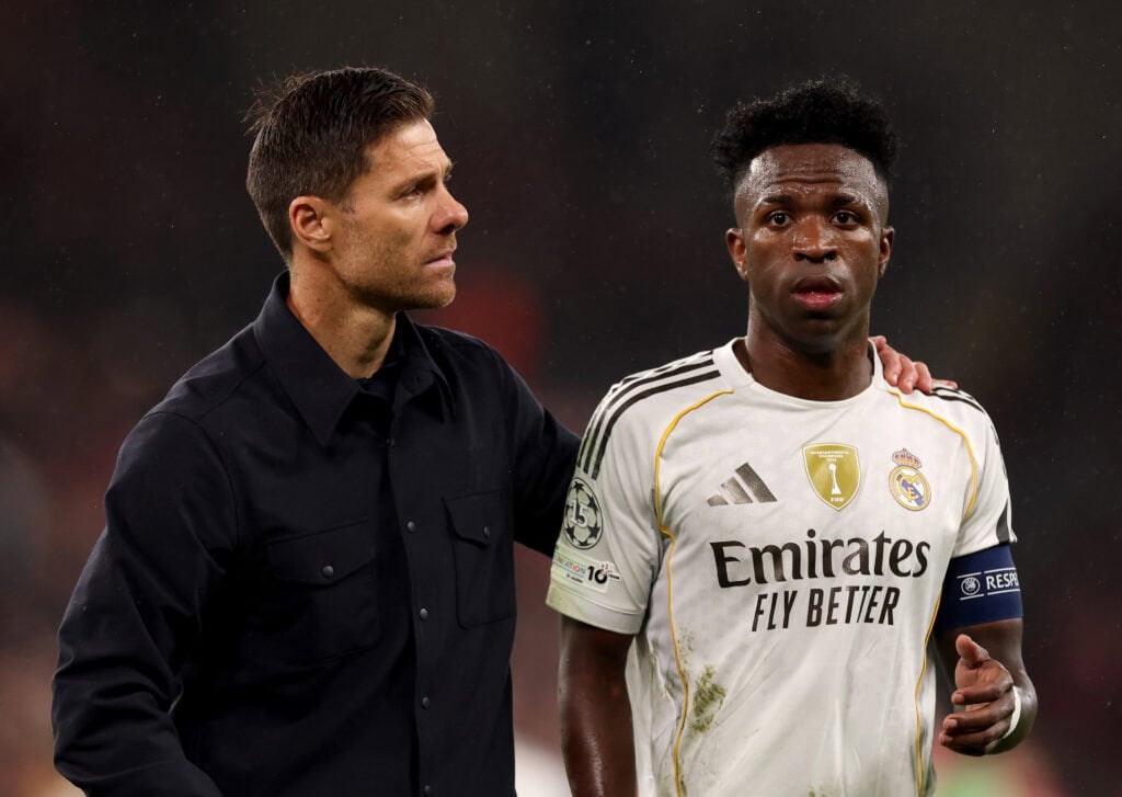 Xabi Alonso und Vinicius Jr.