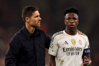 Xabi Alonso und Vinicius Jr.