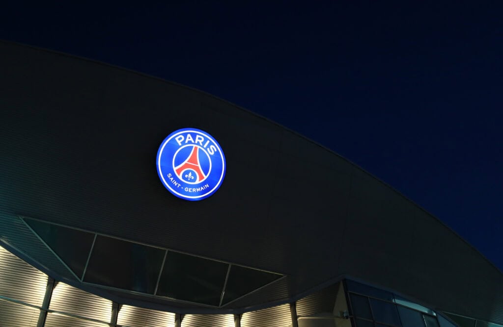 Das Logo vom Paris-Saint Germain im Dunkeln