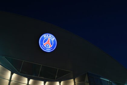 Das Logo vom Paris-Saint Germain im Dunkeln