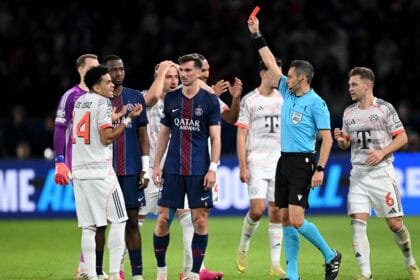 Luis Diaz sieht nach dem Foul an Achraf Hakimi die Rote Karte