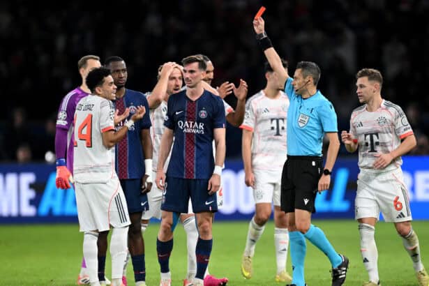 Luis Diaz sieht nach dem Foul an Achraf Hakimi die Rote Karte