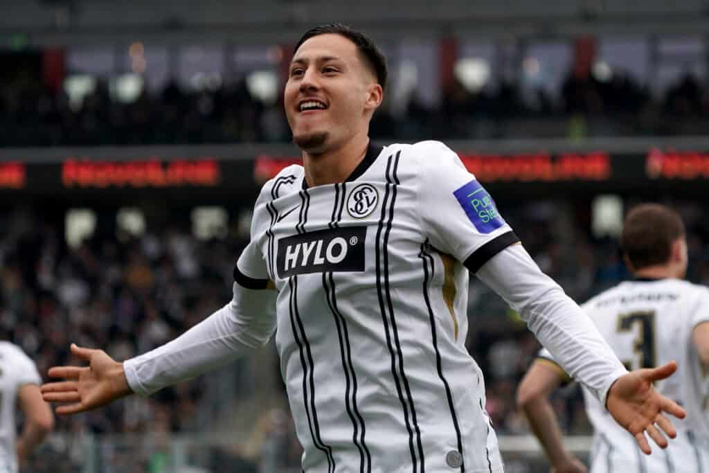Younes Ebnoutalib jubelt