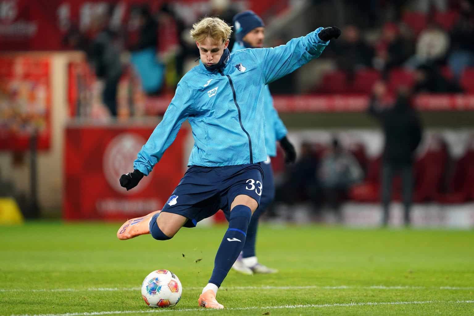 Max Moerstedt schießt beim Aufwärmen